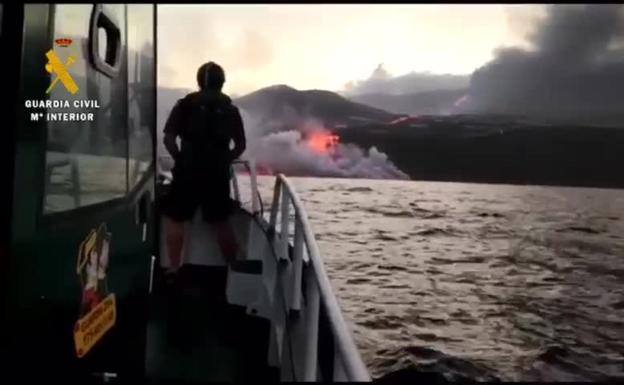 El volcán crea en el mar un delta que ya equivale a 20 campos de fútbol